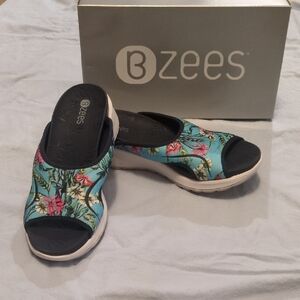 🩵🩷Bzees Teal Floral Navy Blue Slip-On Clog Sandals Women's size 7 M🩵🩷